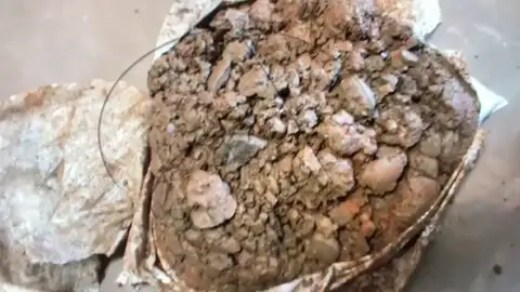 Exclusiva: Las imágenes inéditas del tapón que dificultó los trabajos de rescate de Julen y el análisis de esta tierra Exclusiva: Las imágenes inéditas del tapón que dificultó los trabajos de rescate de Julen y el análisis de esta tierra