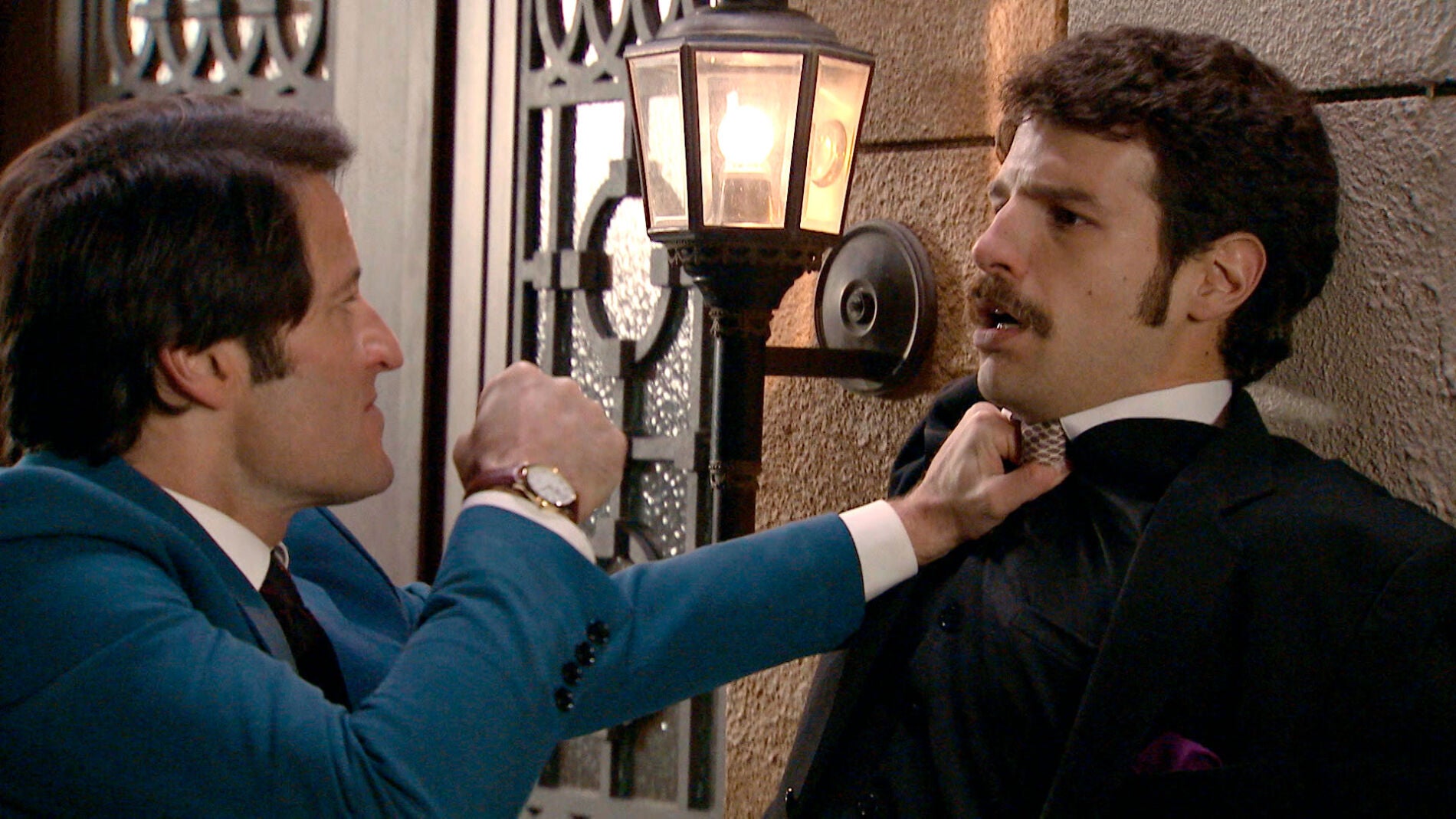 Gabriel le propina una paliza a Carlos