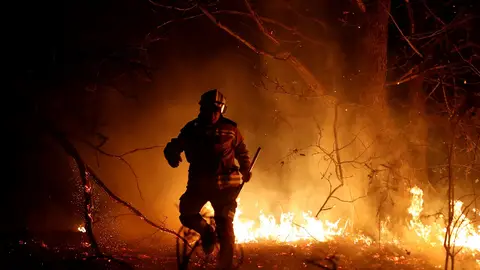 Imagen de un bombero en las labores de extinción de los fuegos en Asturias Imagen de un bombero en las labores de extinción de los fuegos en Asturias