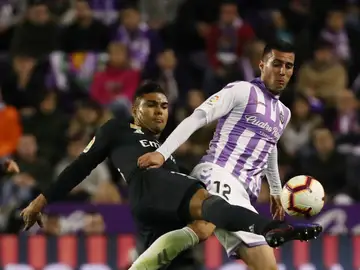 Casemiro y Sergi Guardiola se disputan la posesión del balón Casemiro y Sergi Guardiola se disputan la posesión del balón