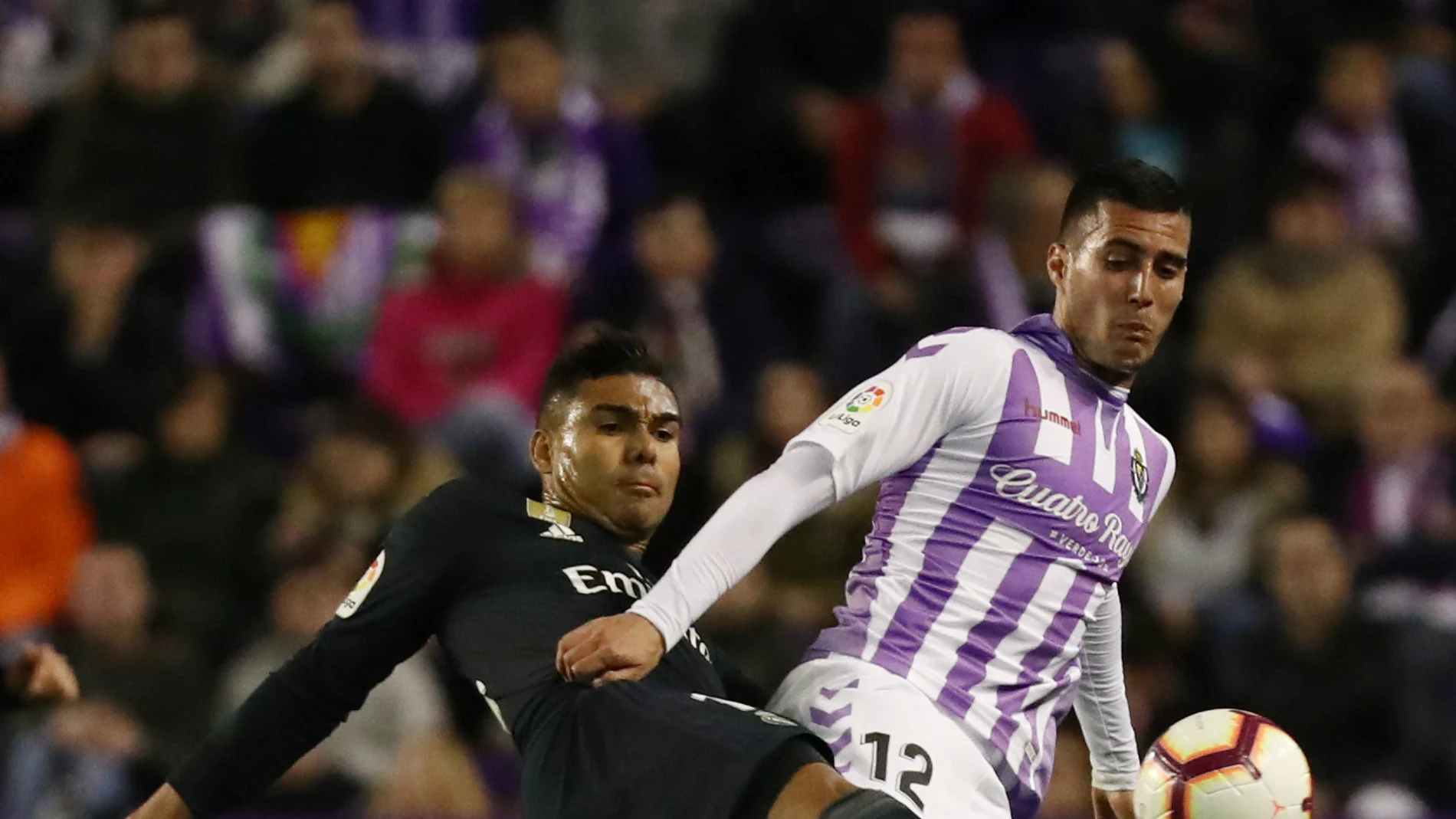 Casemiro y Sergi Guardiola se disputan la posesión del balón Casemiro y Sergi Guardiola se disputan la posesión del balón