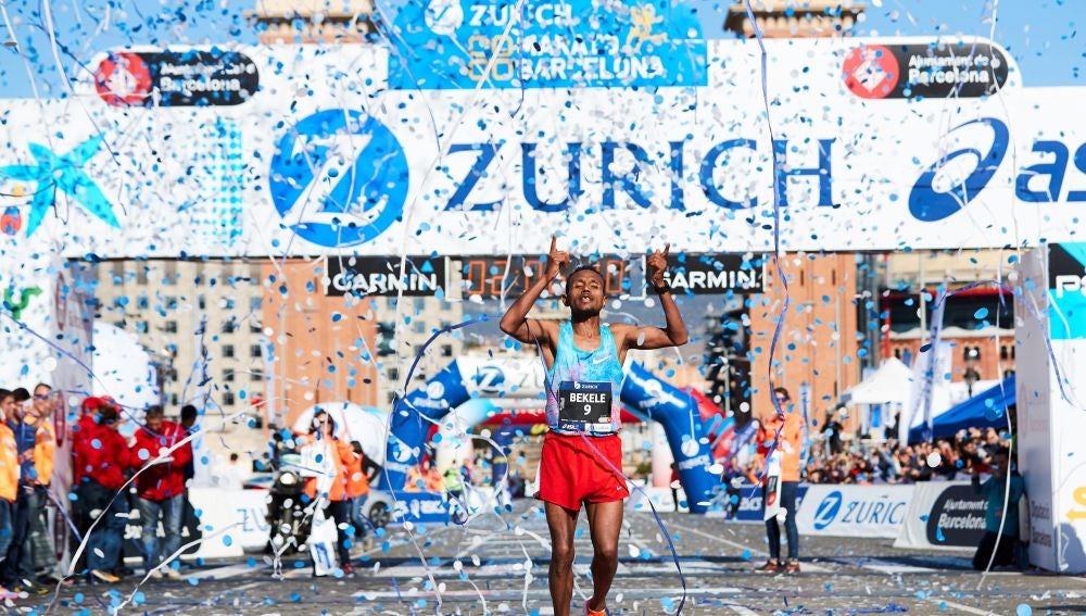 Alemu Bekele cruza la meta de la maratón de Barcelona