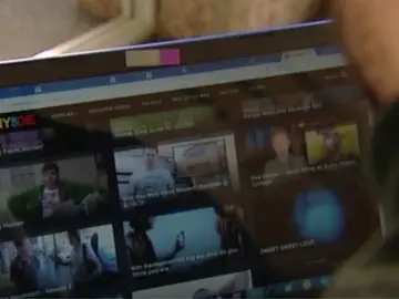 Joven visitando páginas pornográficas Joven visitando páginas pornográficas