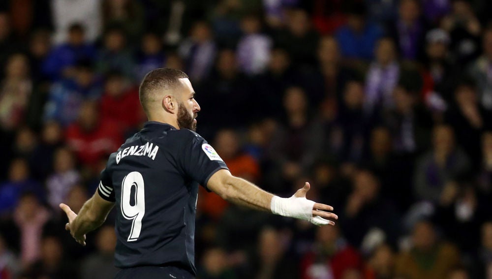 Benzema celebra uno de sus goles contra el Valladolid