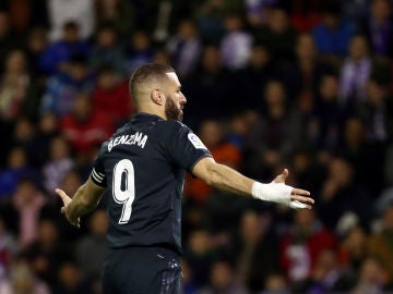Benzema celebra uno de sus goles contra el Valladolid