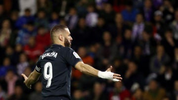 Benzema celebra uno de sus goles contra el Valladolid