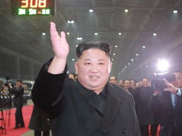 El líder supremo de Corea del Norte, Kim Jong Un, saluda a la multitud.
