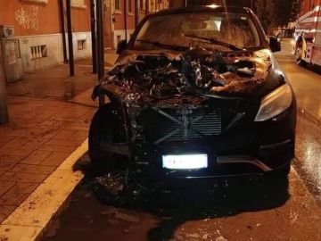 El coche de Pietro Iemmello, tras ser atacado