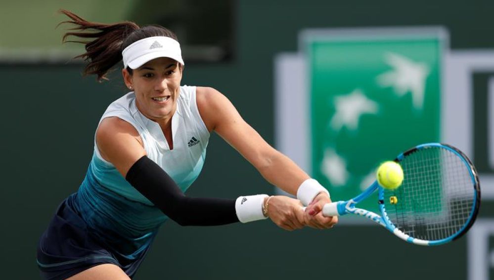 Garbiñe Muguruza golpea una pelota