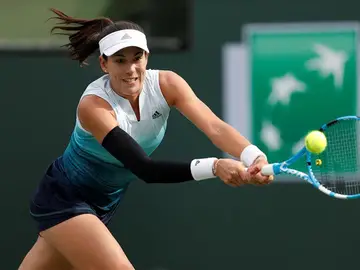 Garbiñe Muguruza golpea una pelota Garbiñe Muguruza golpea una pelota