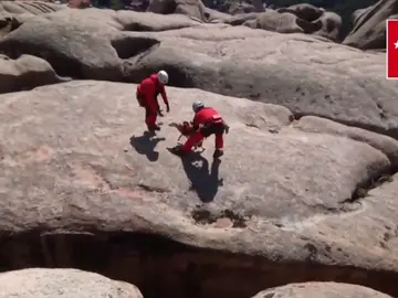 El impresionante rescate de un perro con un helicóptero en La Pedriza El impresionante rescate de un perro con un helicóptero en La Pedriza
