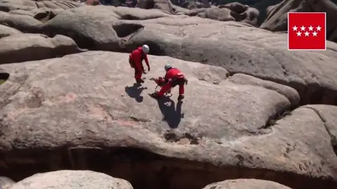 El impresionante rescate de un perro con un helicóptero en La Pedriza El impresionante rescate de un perro con un helicóptero en La Pedriza