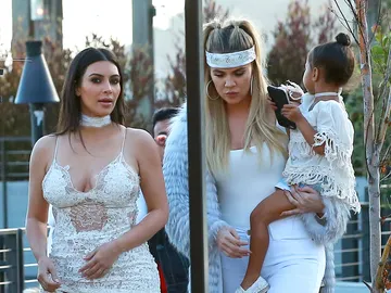 Khloé Kardashian junto a su hermana Kim y su sobrina North West Khloé Kardashian junto a su hermana Kim y su sobrina North West