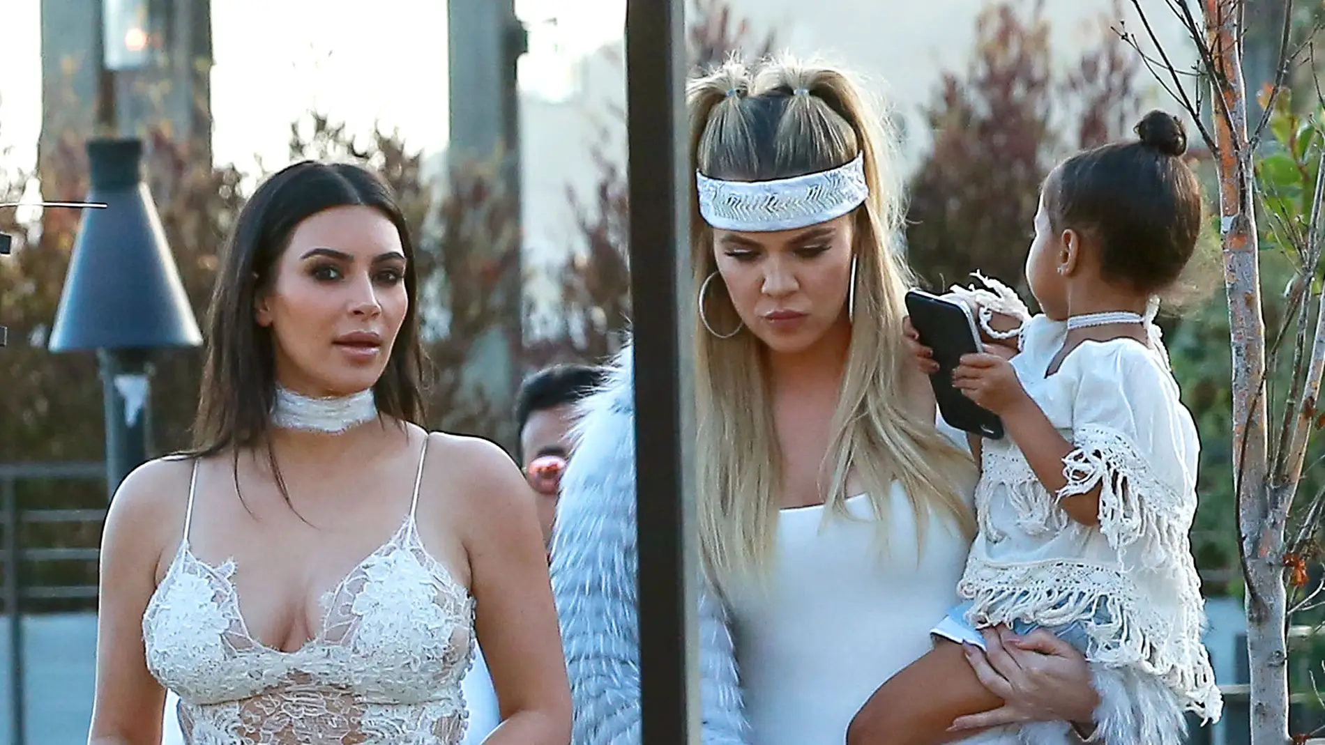 Khloé Kardashian junto a su hermana Kim y su sobrina North West