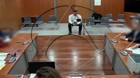 El dueño de la finca: "Vi que se había desplazado uno de los cantillos de hormigón y que el niño se había escurrido" El dueño de la finca: "Vi que se había desplazado uno de los cantillos de hormigón y que el niño se había escurrido"