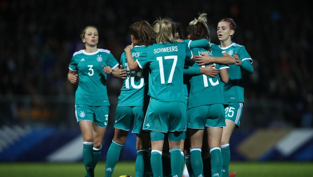 Las jugadoras de la selección de Alemania celebran un gol