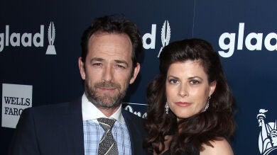 La prometida de Luke Perry rompe su silencio tras su muerte 