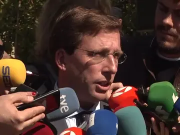 Almeida, tras irse del acto del 11-M: "No tengo que soportar que un homenaje se transforme en un mitin partidista" Almeida, tras irse del acto del 11-M: "No tengo que soportar que un homenaje se transforme en un mitin partidista"