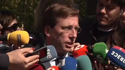 Almeida, tras irse del acto del 11-M: "No tengo que soportar que un homenaje se transforme en un mitin partidista" Almeida, tras irse del acto del 11-M: "No tengo que soportar que un homenaje se transforme en un mitin partidista"