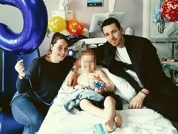 Oscar Saxelby-Lee junto a sus padres en el hospital Oscar Saxelby-Lee junto a sus padres en el hospital