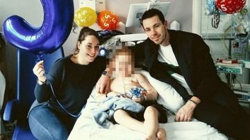 Oscar Saxelby-Lee junto a sus padres en el hospital