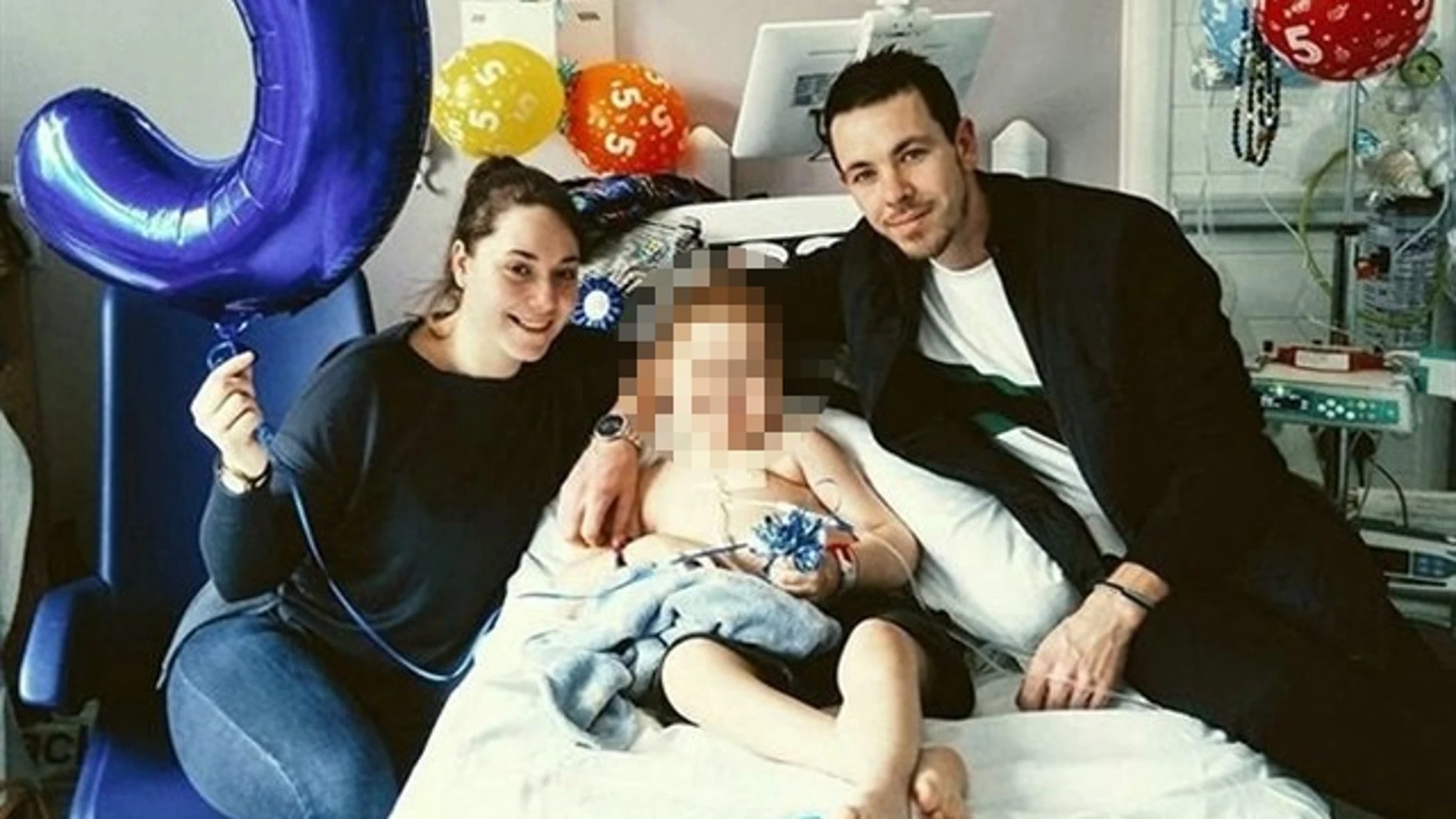 Oscar Saxelby-Lee junto a sus padres en el hospital Oscar Saxelby-Lee junto a sus padres en el hospital