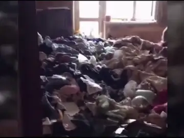 Hallan a una niña de cinco años encadenada y semidesnuda entre toneladas de basura Hallan a una niña de cinco años encadenada y semidesnuda entre toneladas de basura