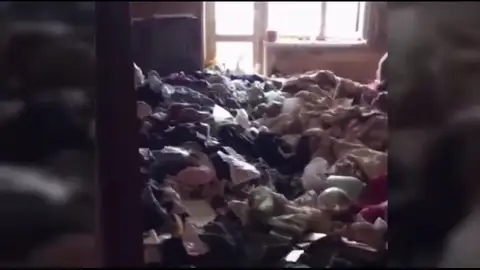 Hallan a una niña de cinco años encadenada y semidesnuda entre toneladas de basura Hallan a una niña de cinco años encadenada y semidesnuda entre toneladas de basura