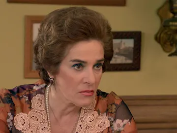 Benigna confiesa su plan a Manolita y Pelayo: "Quiero recuperar el hotel" Benigna confiesa su plan a Manolita y Pelayo: "Quiero recuperar el hotel"