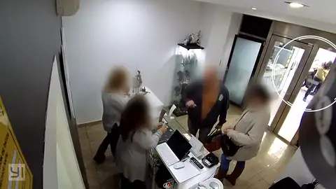 Dos delincuentes atracan una joyería a mazazos en Barcelona Dos delincuentes atracan una joyería a mazazos en Barcelona