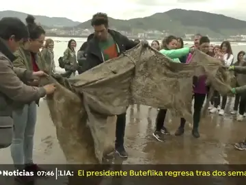 Cientos de personas se unen a Jon Kortajarena y Greenpeace por el mediambiente Cientos de personas se unen a Jon Kortajarena y Greenpeace por el mediambiente