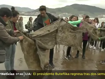 Cientos de personas se unen a Jon Kortajarena y Greenpeace por el mediambiente Cientos de personas se unen a Jon Kortajarena y Greenpeace por el mediambiente