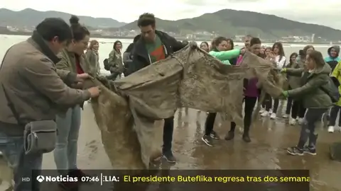 Cientos de personas se unen a Jon Kortajarena y Greenpeace por el mediambiente Cientos de personas se unen a Jon Kortajarena y Greenpeace por el mediambiente