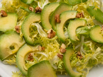 Ensalada de escarola, aguacate y nueces