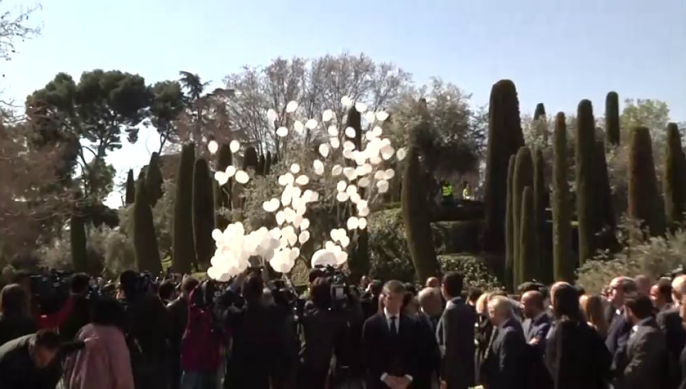 Lanzan 192 globos blancos en El Retiro en recuerdo a las víctimas del 11-M