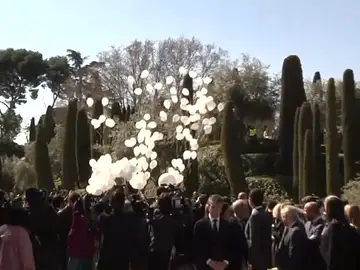 Lanzan 192 globos blancos en El Retiro en recuerdo a las víctimas del 11-M Lanzan 192 globos blancos en El Retiro en recuerdo a las víctimas del 11-M