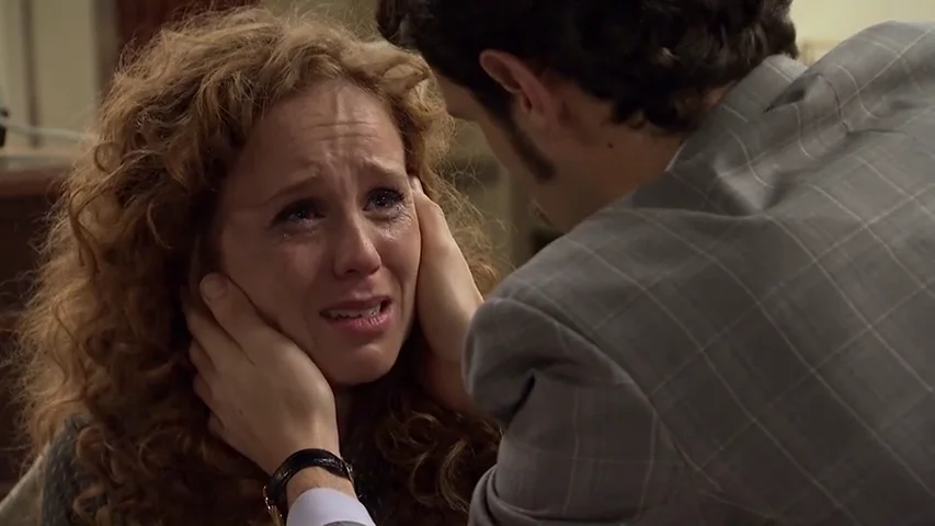 Natalia, desesperada, se confiesa a Carlos: "Me llamo Ana López" Natalia, desesperada, se confiesa a Carlos: "Me llamo Ana López"