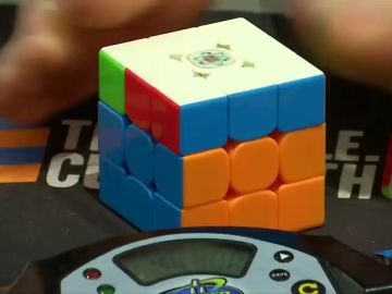 Daniel Rose, el joven que arma un cubo de Rubick con los pies en 17 segundos