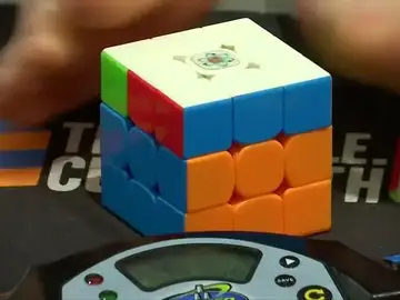 Daniel Rose, el joven que arma un cubo de Rubick con los pies en 17 segundos Daniel Rose, el joven que arma un cubo de Rubick con los pies en 17 segundos