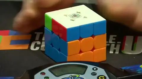 Daniel Rose, el joven que arma un cubo de Rubick con los pies en 17 segundos Daniel Rose, el joven que arma un cubo de Rubick con los pies en 17 segundos