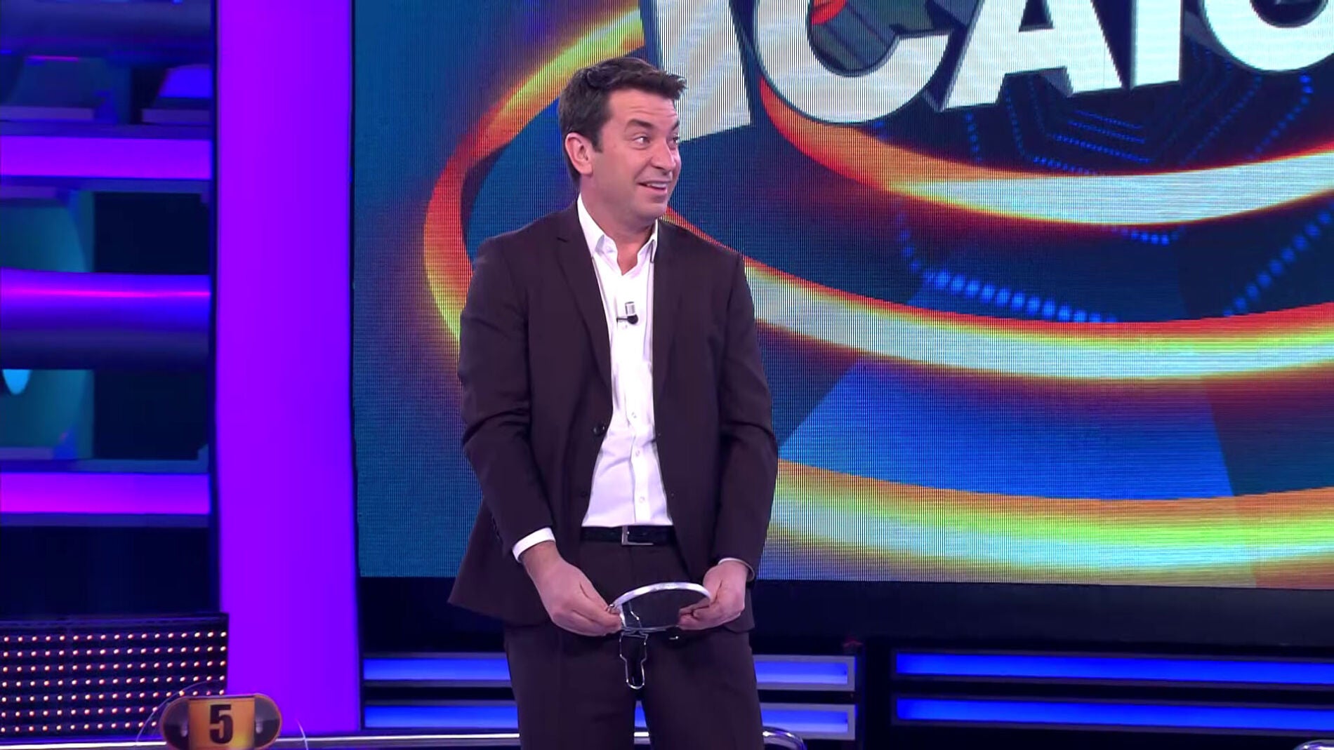 Arturo Valls juega con el p&uacute;blico de '&iexcl;Ahora caigo!' a adivinar los programas de Antena 3 