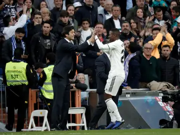 Vinicius, felicitado por Solari en un partido Vinicius, felicitado por Solari en un partido