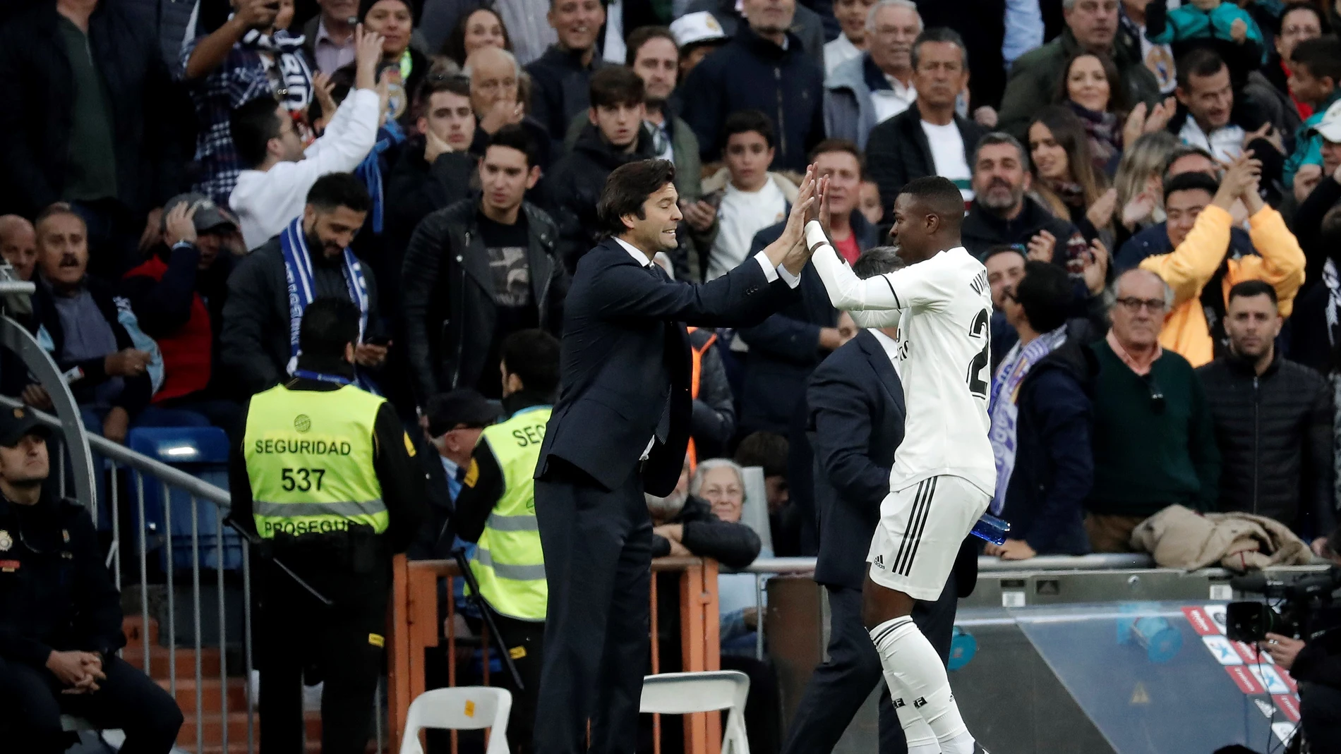Vinicius, felicitado por Solari en un partido Vinicius, felicitado por Solari en un partido