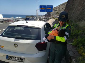 La guardia civil dando el biberón al bebé