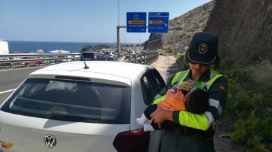 Una guardia civil da el biberón al bebé cuyo padre había sufrido un amago de infarto al volante