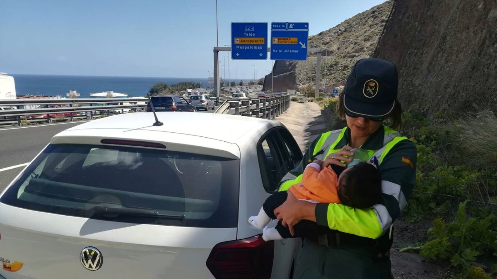 Una guardia civil da el biberón al bebé cuyo padre había sufrido un amago de infarto al volante