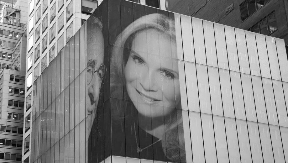 El retrato colocado en la esquina de 342 Park Avenue