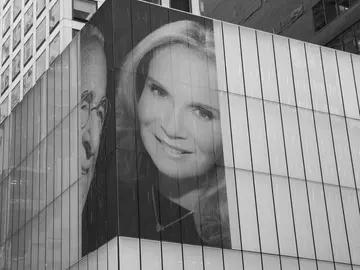 El retrato colocado en la esquina de 342 Park Avenue El retrato colocado en la esquina de 342 Park Avenue