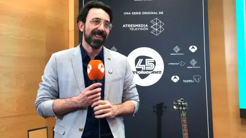 Israel Elejalde: "El ritmo y la duración de '45 revoluciones' es algo novedoso y un acierto en absoluto que va a enganchar a los espectadores" Israel Elejalde: "El ritmo y la duración de '45 revoluciones' es algo novedoso y un acierto en absoluto que va a enganchar a los espectadores"