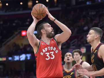 Marc Gasol intenta lanzar a canasta ante los Cavaliers Marc Gasol intenta lanzar a canasta ante los Cavaliers